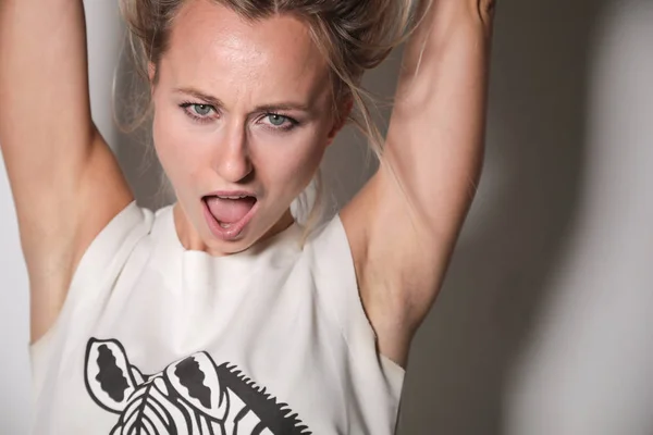 Bir mankenin çığlığını yakından çek.