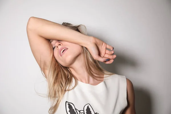 Koluyla yüzünü kaplayan genç bir manken.