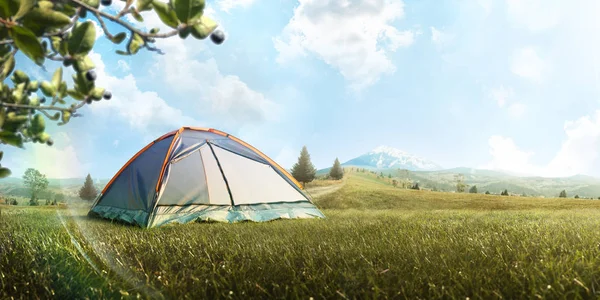 Yaz aylarında dağda kamp çadır. Turizm. Macera. Seyahat. Zammı