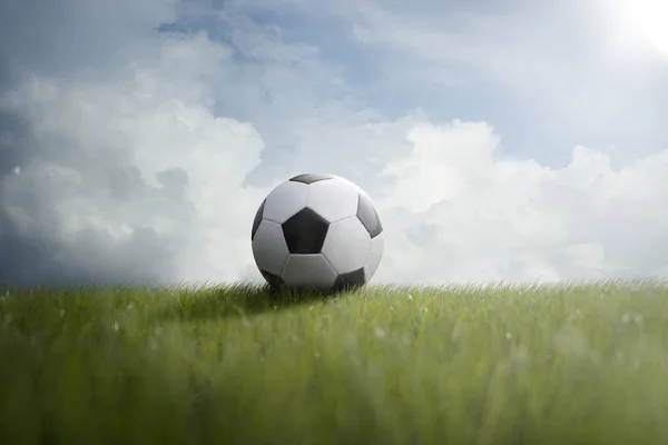 Pelota de fútbol en el césped — Foto de Stock