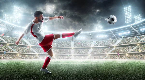 Desporto. Jogador de futebol profissional chutando uma bola. Ação de futebol — Fotografia de Stock