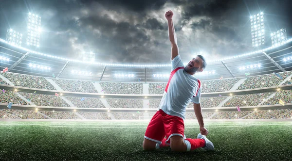 Profesyonel futbolcu, açık stadyumun kazanarak kutlar. Güçlü futbol sevinç. Zafer öfori