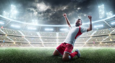 Futbol oyuncusu açık stadyumun kazanarak kutlar. Yaşamın sevinç