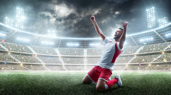 Profesjonalny piłkarz świętuje zwycięstwo na otwartym stadionie. — Zdjęcie stockowe