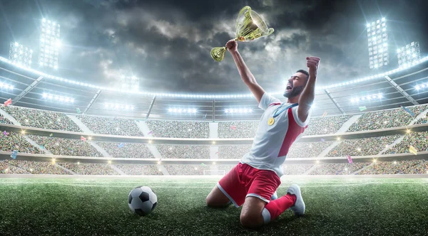 Futbol oyuncusu bir kupa tutuyor. Madalya. Futbol kupasını kazanan