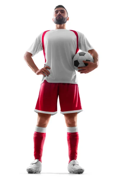 Elinde top olan bir profesyonel statik futbolcu. Ön tarafta manzara. Beyaz arka planda izole futbol