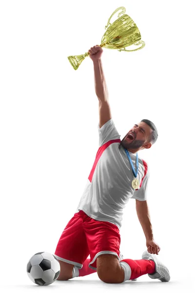 Um jogador de futebol profissional comemora a vitória. Feliz celebração. Jogador de futebol detém um troféu de uma mão. Isolado sobre fundo branco — Fotografia de Stock