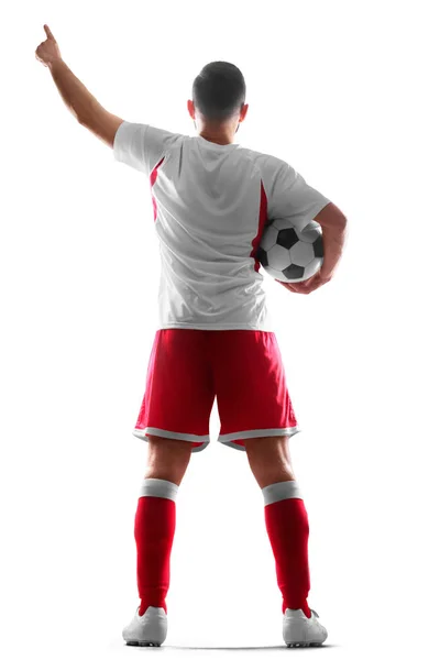 Elinde topu olan profesyonel bir futbolcu. Arkadan görünüm. Beyaz arka planda yalıtılmış