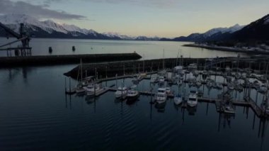 Seward, Alaska ve çevresindeki bir soğuk kış akşamında 
