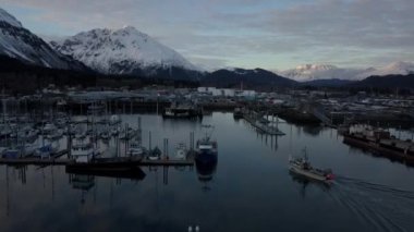 Seward, Alaska ve çevresindeki bir soğuk kış akşamında 