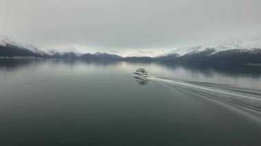 Ticari pisi balığı balıkçı tekneleri diriliş Bay Seward Alaska sularında 