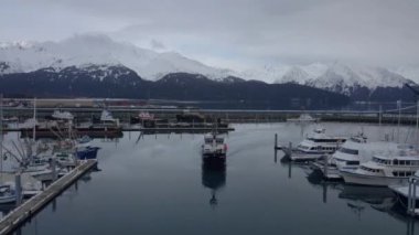 Ticari pisi balığı balıkçı tekneleri diriliş Bay Seward Alaska sularında 