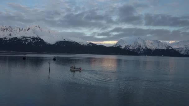 Ticari Pisi Balığı Balıkçı Tekneleri Diriliş Bay Seward Alaska Sularında — Stok video