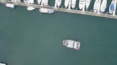 Ticari pisi balığı balıkçı tekneleri diriliş Bay Seward Alaska sularında 