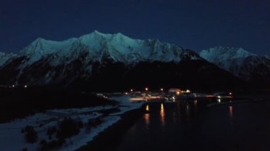 Seward, Alaska ve çevresindeki bir soğuk kış akşamında 