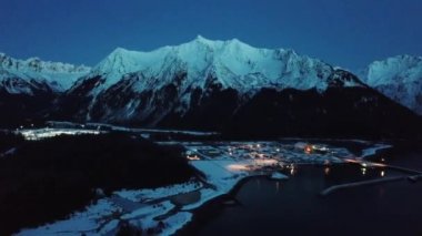Seward, Alaska ve çevresindeki bir soğuk kış akşamında 
