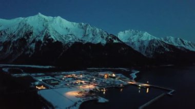 Seward, Alaska ve çevresindeki bir soğuk kış akşamında 