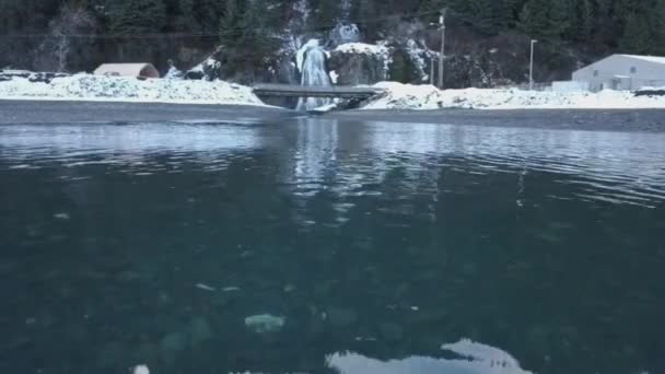 Водопад Аляске Зимой — стоковое видео