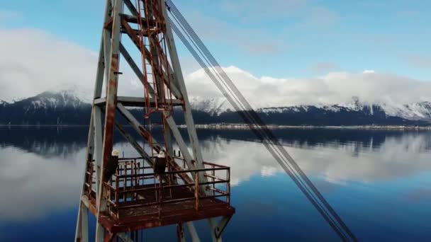 Kopasz Sas Lóg Ipari Berendezések Elhagyni Egy Dokk Alaszkában — Stock videók
