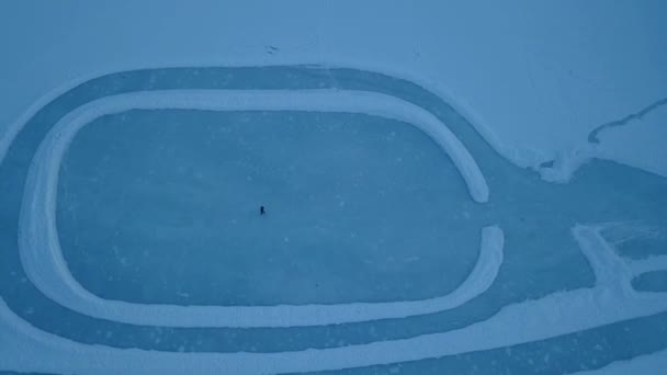 阿拉斯加人在冬天打曲棍球和冰上钓鱼 — 图库视频影像