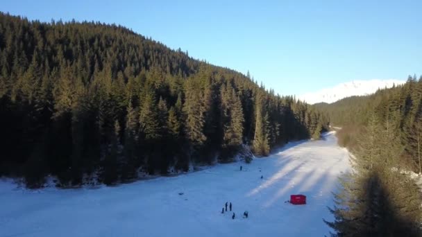 Κάτοικοι Της Αλάσκας Παίζει Χόκεϊ Και Πάγος Που Αλιεύει Χειμώνα — Αρχείο Βίντεο