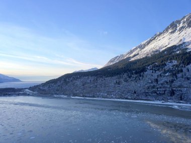 Alaska'nın Kenai Yarımadası ve Chugach Dağları kış manzarası