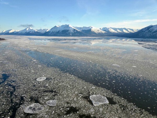Зимний вид на полуостров Кенай на Аляске и горы Чугач
