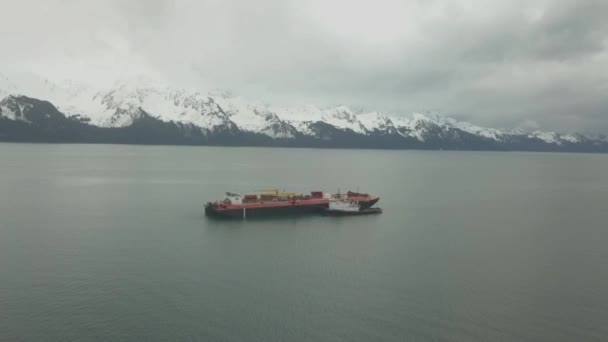 Rimorchiatori Chiatte Sulla Baia Resurrezione Alaska Una Giornata Invernale Piovosa — Video Stock