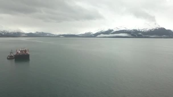 Bogserbåtar Och Pråmar Uppståndelsen Bay Alaska Regnig Vinterdag — Stockvideo