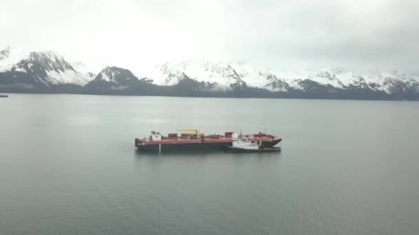 雨が多い冬の日にアラスカで復活湾に船とタグボート — ストック動画