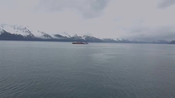 Vontatóhajó Uszályok Feltámadás Öbölben Alaszkában Egy Esős Téli Napon — Stock videók