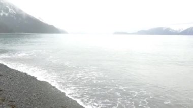 Alaska'da bir karanlık ve yağmurlu kış gününde şnorkel. 