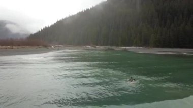 Kış sörf Alaska küçük dalgalar üzerinde çalışılıyor 