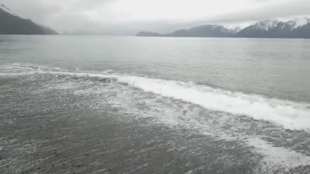 柔らかな波のアラスカの潮流 — ストック動画