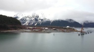 Tersane ve terk değirmen Alaska manzaraları.