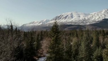 Bahar saat görünümleri Alaska'nın Chugach Dağları