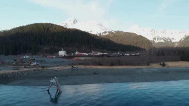 Bir kamp ateşi ile sahilde güzel bir bahar günü zevk Alaskans