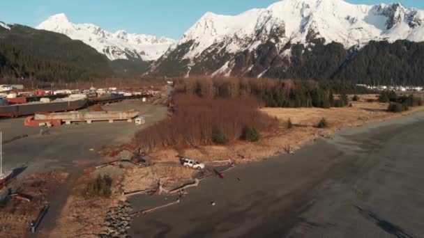Alaskans Korzystających Piękny Wiosenny Dzień Plaży Ogniska — Wideo stockowe