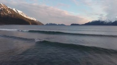 Dalgalar, Alaska sahilinde 