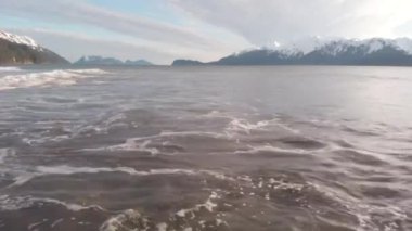 Dalgalar, Alaska sahilinde 