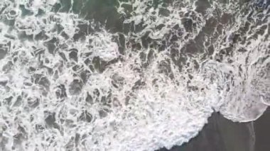 Dalgalar, Alaska sahilinde 