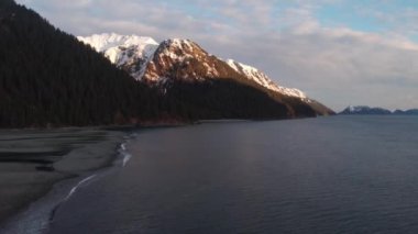Dalgalar, Alaska sahilinde 