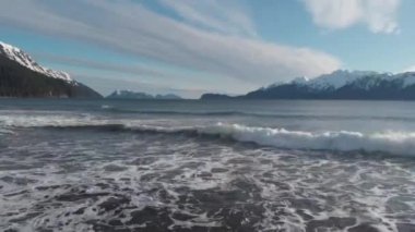 Dalgalar, Alaska sahilinde 