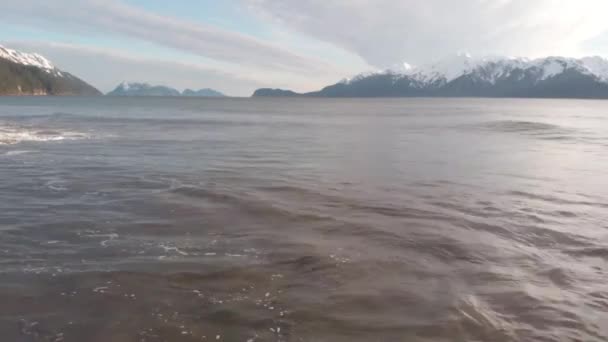 Hullámok Tengerparton Alaszkában — Stock videók