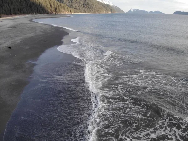 阿拉斯加海滩上的波浪 — 图库照片