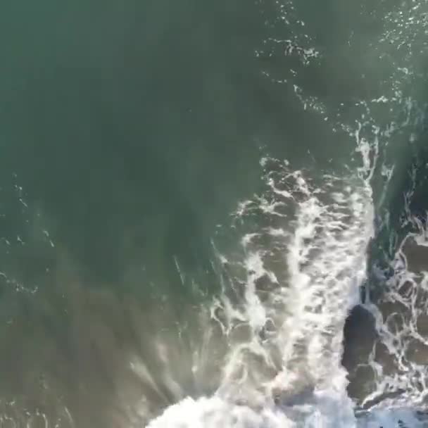 Κύματα Στην Παραλία Στην Αλάσκα — Αρχείο Βίντεο