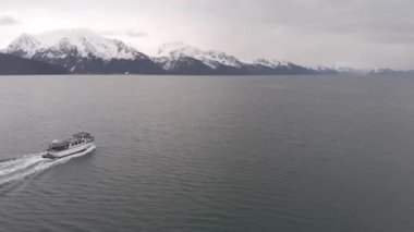 Charter tekne yaban hayatı görüntüleme, balıkçılık ve Alaska manzaraları görme dışarı turist alarak 