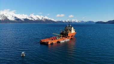 Alaska'da büyük gemiler 