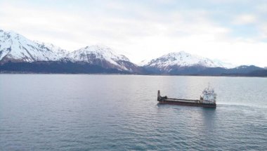 Alaska'da büyük gemiler 