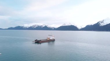 Seward Alaska 'daki Diriliş Koyu' nda çalışan tekneler 